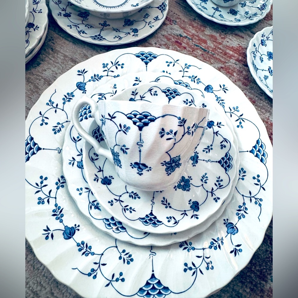 Vintage blue & white YORKTOWN Staffordshire olde by Salem China made in England